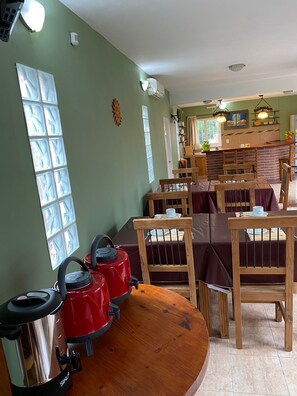 Se ofrece un desayuno continental (10000 ARS por persona)