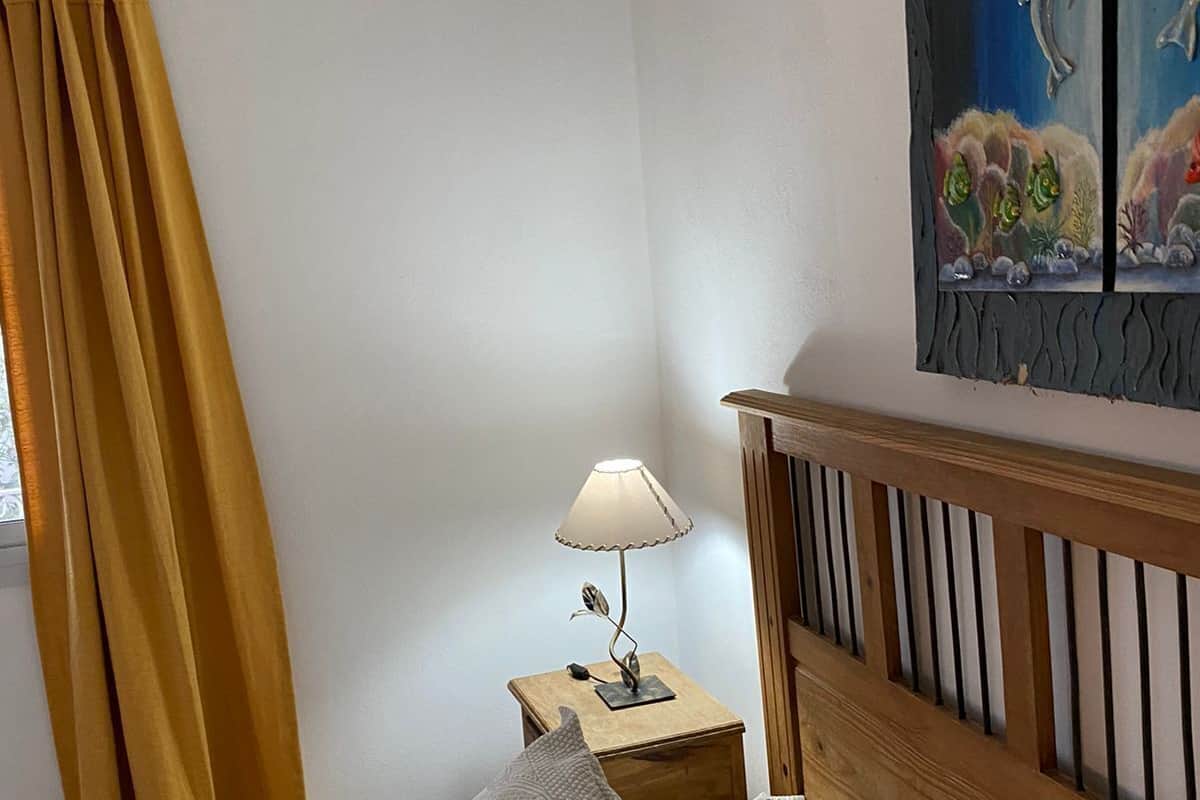 办公桌、笔记本电脑工作区、免费 WiFi
