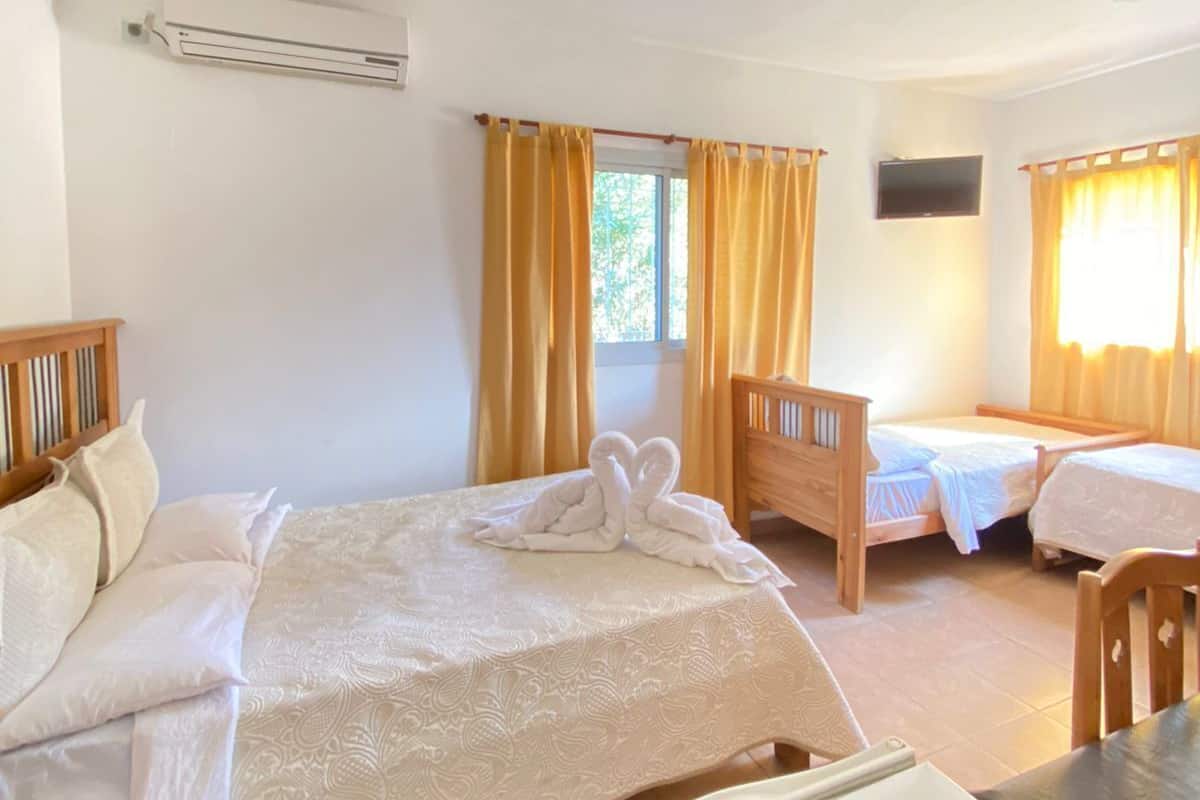 Classic Quadruple Room, 1 Bedroom, Lake View | Meja, ruang kerja komputer riba, Wi-fi percuma