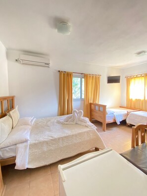 Classic Quadruple Room, 1 Bedroom, Lake View | Meja, ruang kerja komputer riba, Wi-fi percuma 