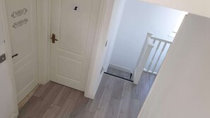 Interior - Double room for rent. Spacious room with a double bed. (London)