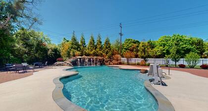 Coastal Estate – Private Cottage with King Bed & Pool Access