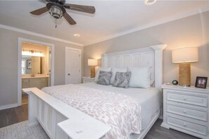 2 bedrooms, WiFi, bed sheets - Luxury Lake Martin Condo (Dadeville)