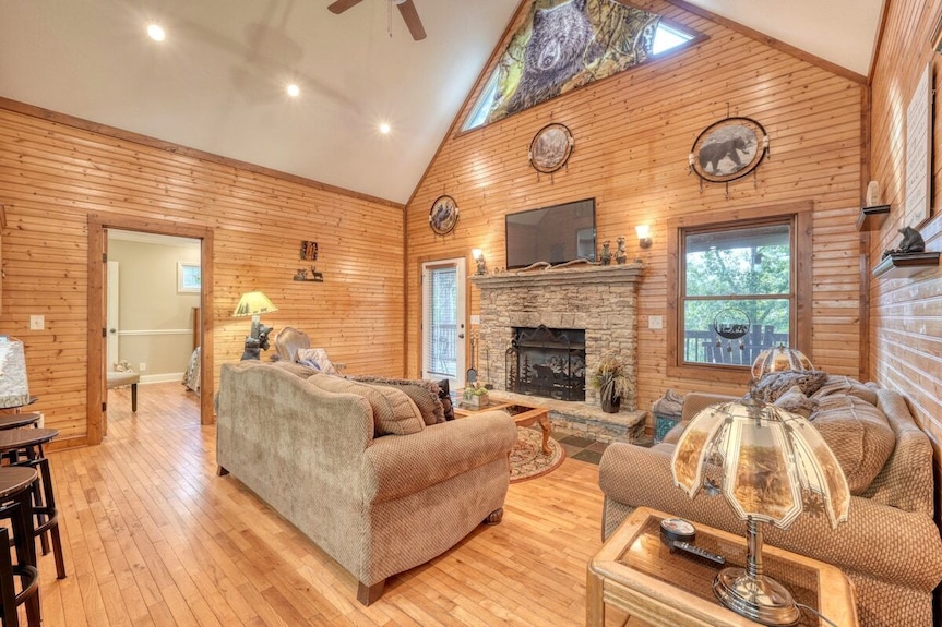 Bear Cabin-fireplace-firepit -Pet Friendly! - Hiawassee, GA