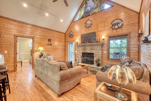 Smart TV, fireplace, ping pong, books - Bear Cabin-Fireplace-Firepit-Steep Drive (Hiawassee)