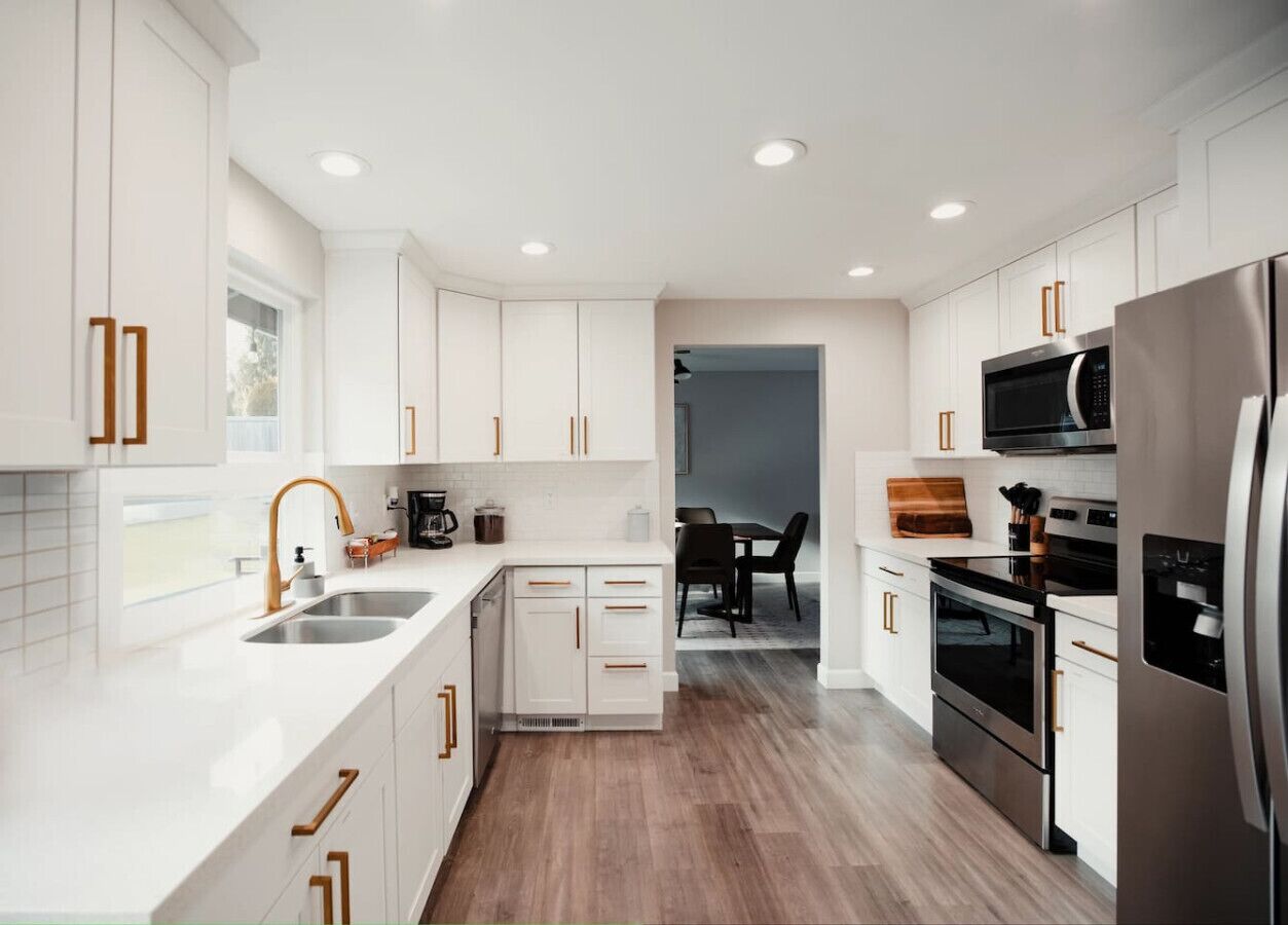 Køleskab, mikrobølgeovn, ovn, kogeplade