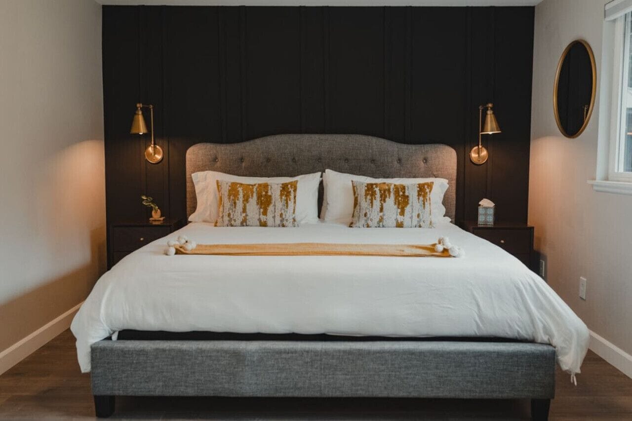 3 habitaciones, escritorio y tabla de planchar con plancha 