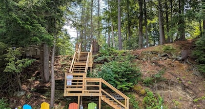 Private Dock! Golf, Hot Tub, Riverfront - Near to 6 Flags, Lake George, West Mtn