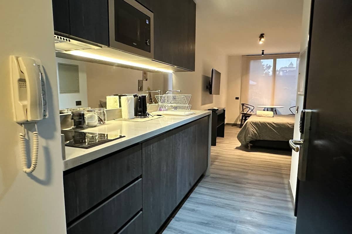 Studio, 1 Tempat Tidur Double, AC, pemandangan kolam renang | Seprai premium, busa memori, kedap suara, dan setrika/meja setrika