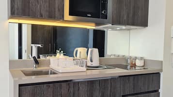 Premium Double Room, 1 Double Bed, Air conditioning | Private kitchen | Mini-fridge, microwave, stovetop, coffee/tea maker