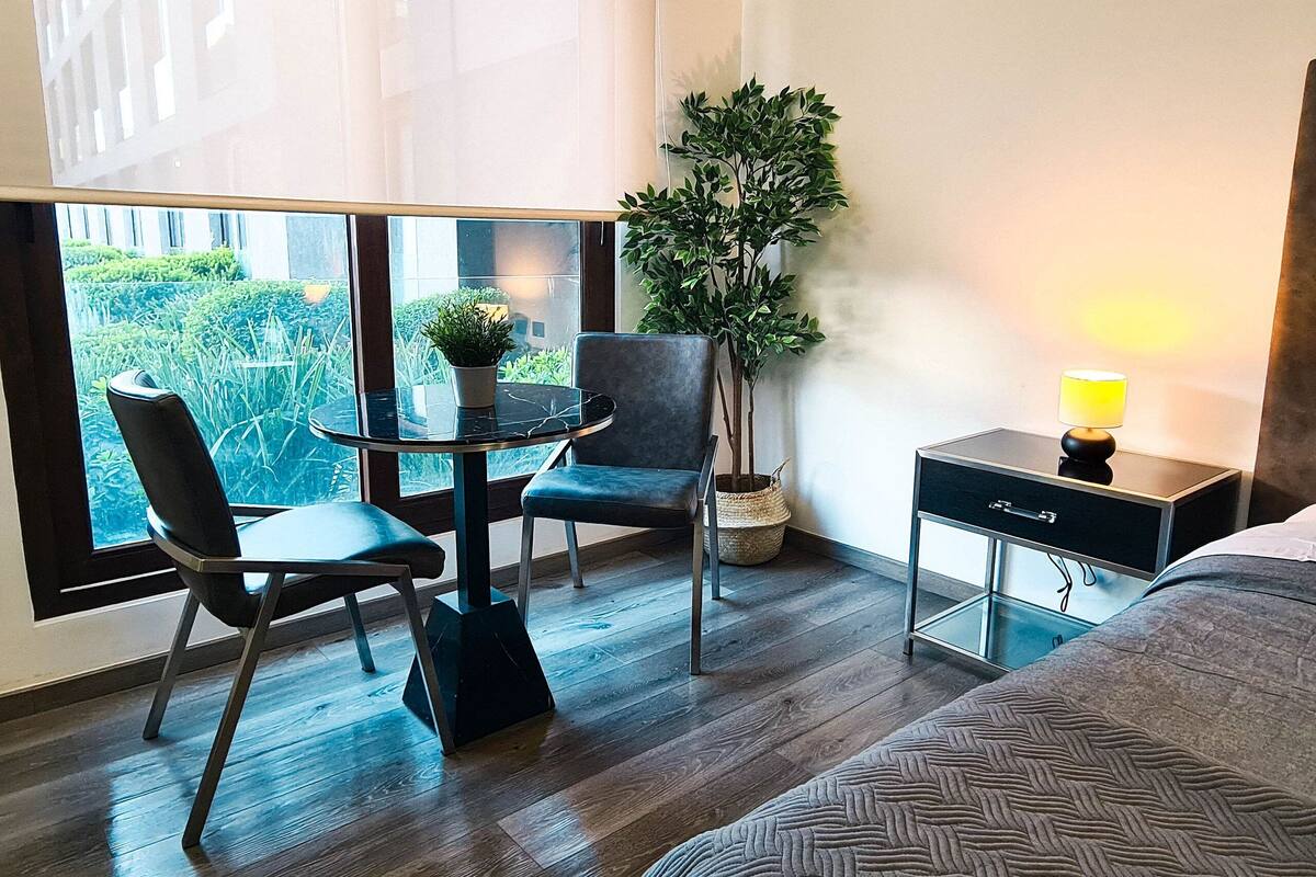 Studio, 1 Tempat Tidur Double, AC, pemandangan kolam renang | Seprai premium, busa memori, kedap suara, dan setrika/meja setrika