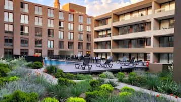 Studio (16) | Uima-allas | Kauden mukainen ulkouima-allas