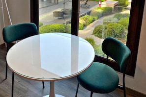 Habitació doble prèmium, 1 llit doble, aire condicionat | Servei de restauració