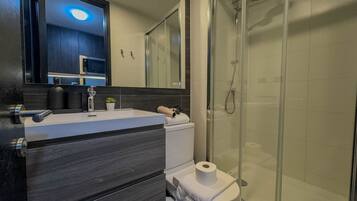 Studio | Bathroom | Shower, hair dryer, towels, soap