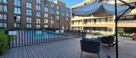 Una piscina al aire libre de temporada