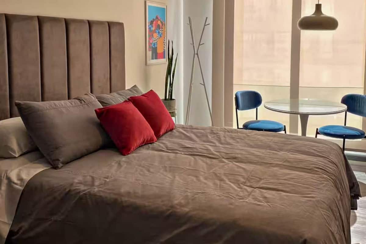 Studio, 1 Tempat Tidur Double, AC, pemandangan kolam renang | Seprai premium, busa memori, kedap suara, dan setrika/meja setrika