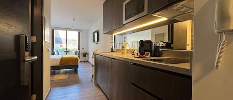 Studio (111) | Cuisine privée | Mini réfrigérateur, micro-ondes, plaque de cuisson, cafetiÚre/bouilloire