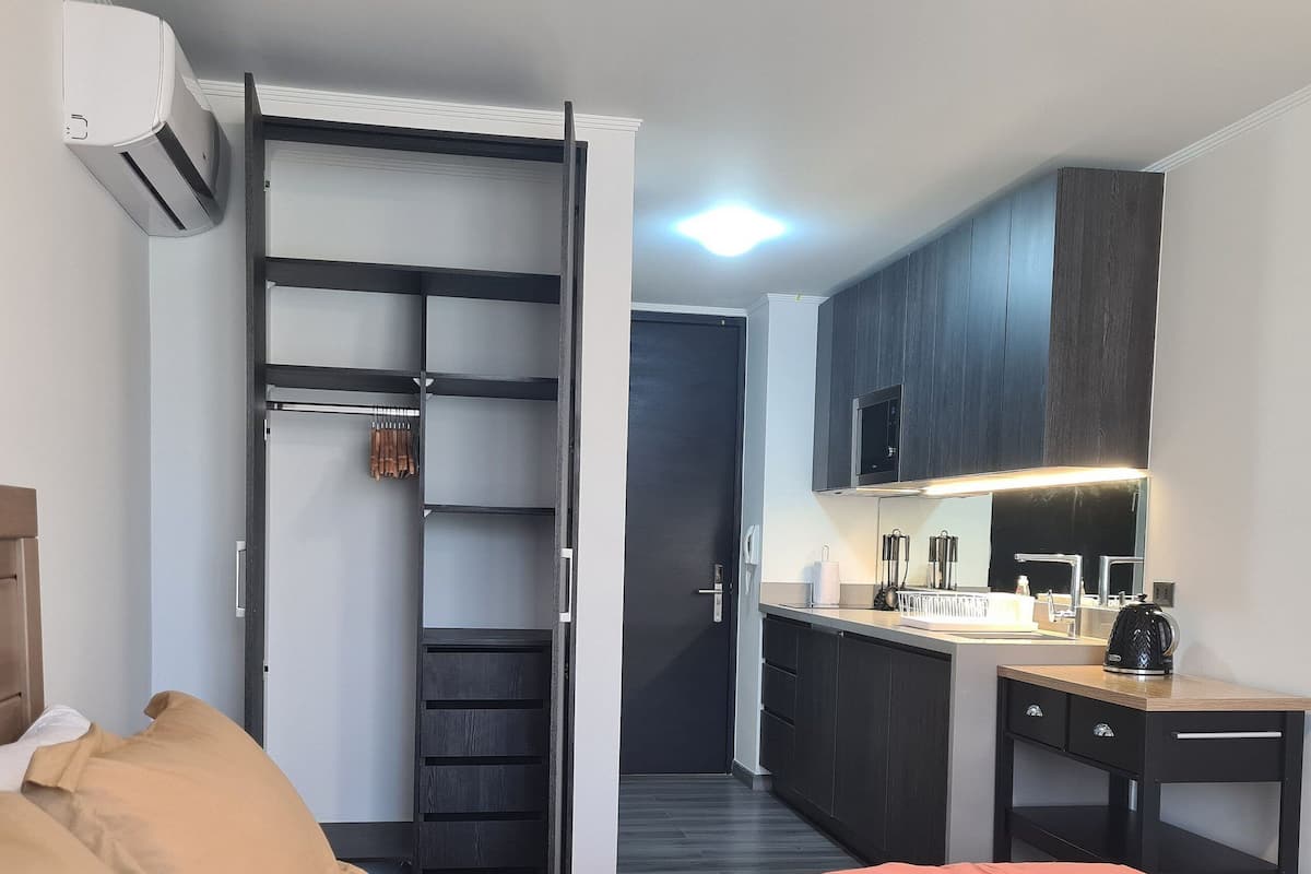 Studio, 1 Tempat Tidur Double, AC, pemandangan kebun | Seprai premium, busa memori, kedap suara, dan setrika/meja setrika