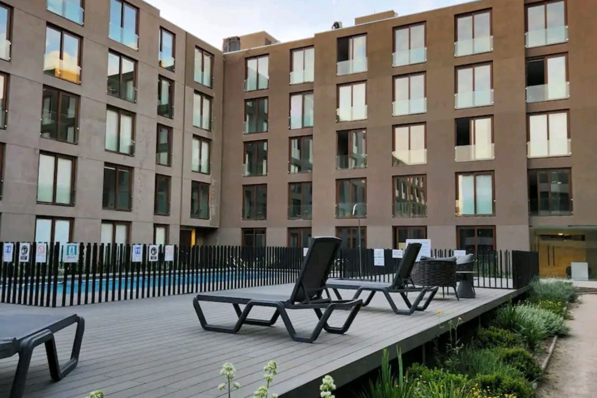 Un immeuble d’appartements moderne doté d’un espace piscine.