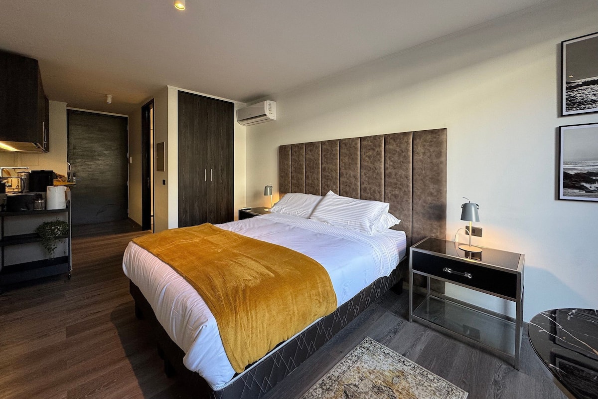 Suite, 1 Tempat Tidur Double, AC, pemandangan kolam renang | Seprai premium, busa memori, kedap suara, dan setrika/meja setrika