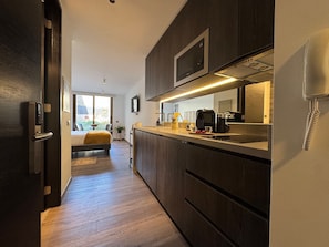 Apartamento básico | Cozinha privada | Frigobar, micro-ondas, cooktop, cafeteira/chaleira