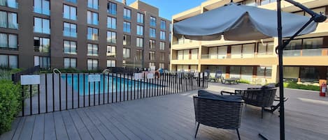 Una piscina al aire libre de temporada