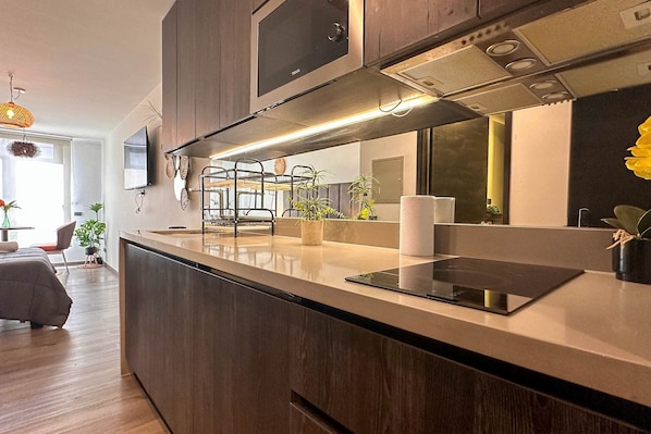 Studio (11) | Privékeuken | Een minikoelkast, een microgolfoven, een kookplaat