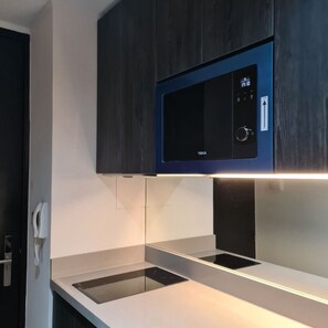 Premium Double Room, 1 Double Bed, Air conditioning | Private kitchen | Mini-fridge, microwave, stovetop, coffee/tea maker