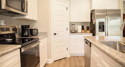 The 15th Fairway Cottage - water view close to beach & downtown Ocean Springs!