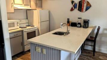 Køleskab, mikrobølgeovn, ovn, kogeplade