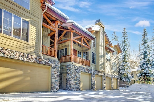 Luxury Townhome located in West Ketchum. Short walk to Ski Lifts and town!