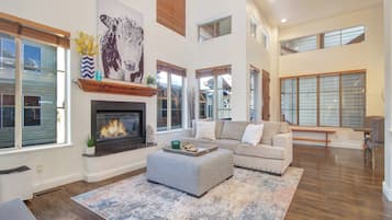 Smart TV, fireplace