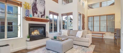 Smart TV, fireplace