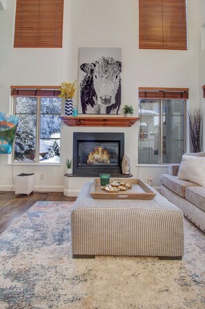 Smart TV, fireplace - Luxury Townhome located in West Ketchum. Short walk to Ski Lifts and town! (Ketchum)
