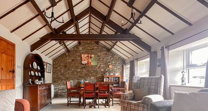 Dog friendly, cosy cottage w/ free Wifi, multi fuel stove & pub nearby