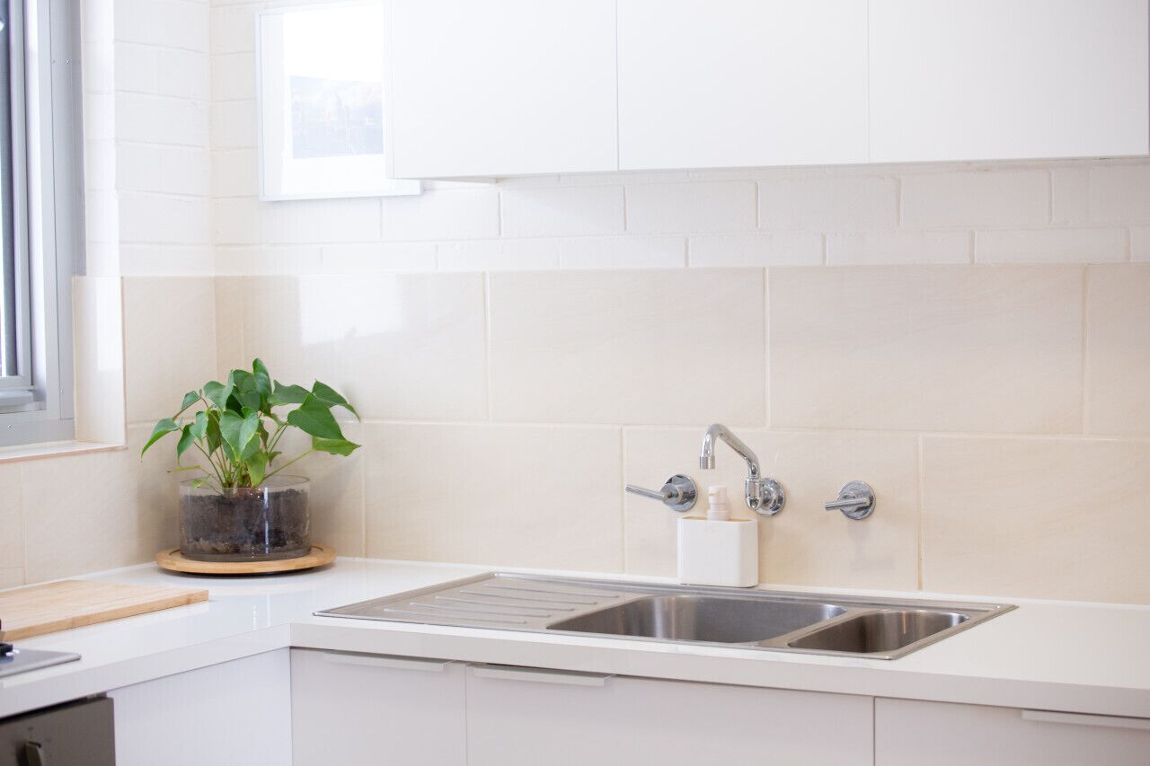 Mikrobølgeovn, ovn, kjøkkenutstyr og spisebord