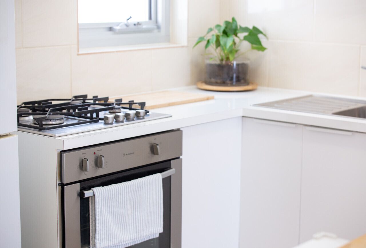 Microwave, oven, cookware/dishes/utensils, dining tables