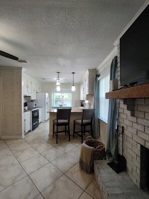 Køleskab, mikrobølgeovn, ovn, kogeplade