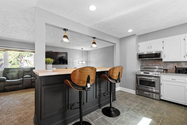 Jääkaappi, mikroaaltouuni, uuni, liesi