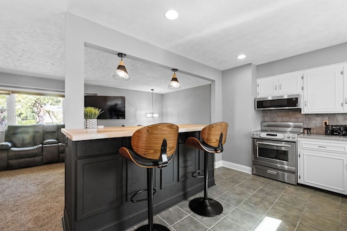 Pool, Sauna, Work out area, ping pong, King Bed.  So Many Amenities!!!