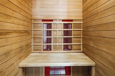 Pool, Sauna, Work out area, ping pong, King Bed.  So Many Amenities!!!