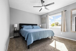 3 quartos, ferros/tábuas de passar roupa, berço de viagem