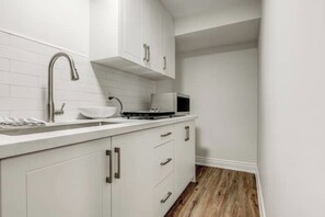 Kühlschrank, Mikrowelle, Wasserkocher, Kochgeschirr/Geschirr/Besteck