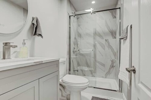Cozy & beautiful apartment in peaceful Mississauga w/kitchenette, WiFi, AC & TV.