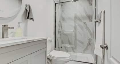 Cozy & beautiful apartment in peaceful Mississauga w/kitchenette, WiFi, AC & TV.