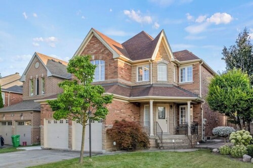 Cozy & beautiful apartment in peaceful Mississauga w/kitchenette, WiFi, AC & TV.