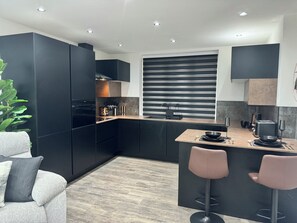 Kjøleskap, mikrobølgeovn, ovn og kokeplater