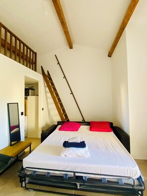 2 bedrooms, iron/ironing board, WiFi, bed sheets