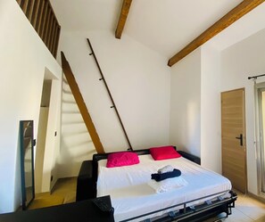 2 habitaciones, tabla de planchar con plancha, wifi y ropa de cama