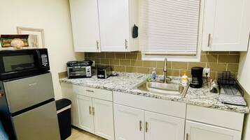 Een koelkast, een magnetron, een oven, een kookplaat